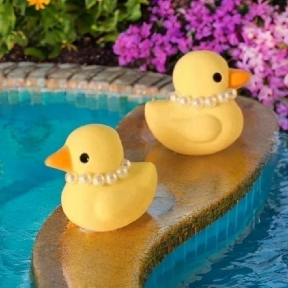 MODCLOTH CLASSY DUCKY STUD EARRINGS